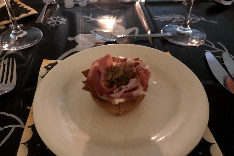 Filodeegbakje met roomkaas, serranoham en dadeltapenade