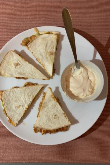 Quesadilla met pulled chicken