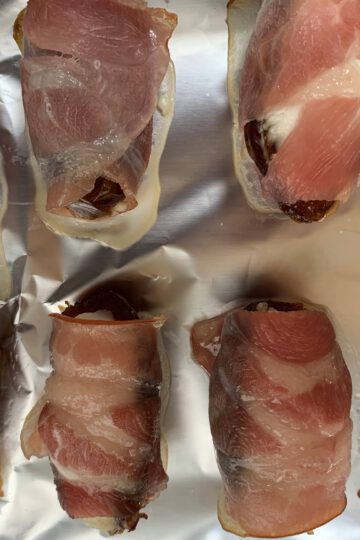 Dadels met geitenkaas en spek