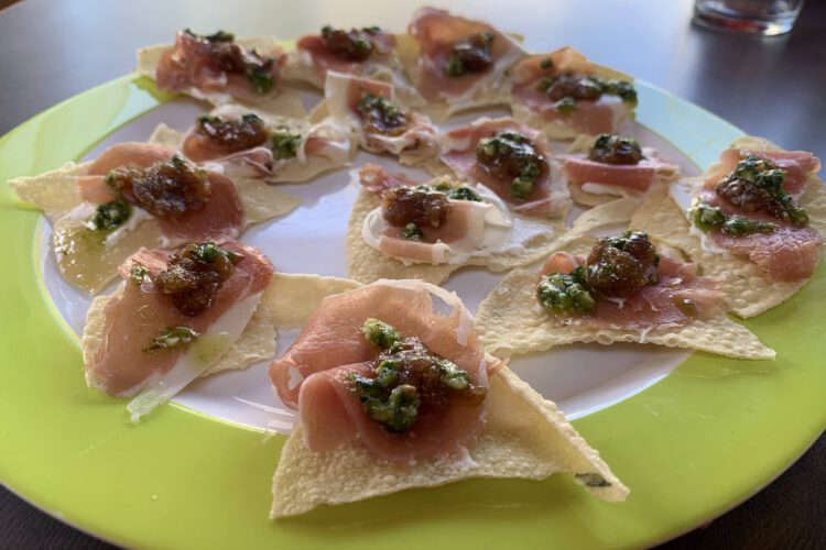 Krokantje met serranoham en dadeltapenade