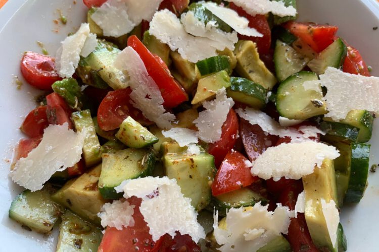 Avocado tomaat salade
