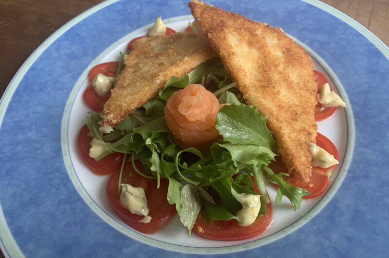 Salade met gebakken geitenkaas en gerookte zalm