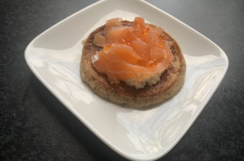 Mini pannenkoek met gerookte zalm