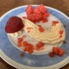 Witte chocoladecreme met aardbeienijs