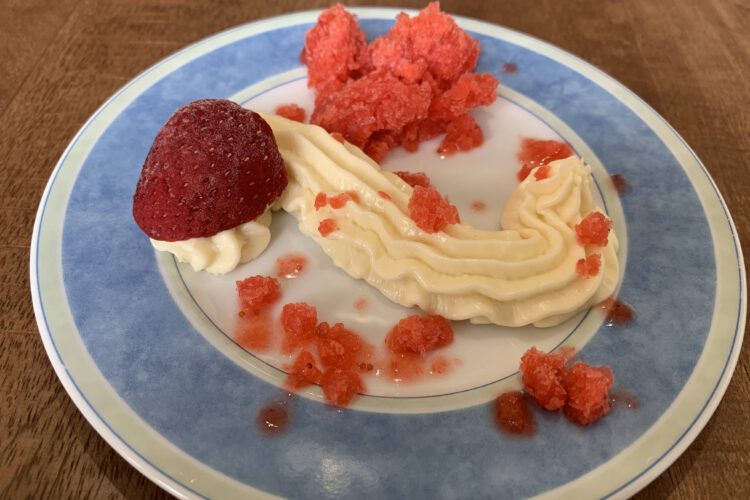 Witte chocoladecreme met aardbeienijs
