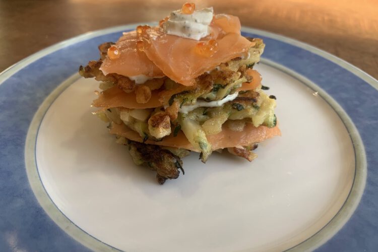 aardappel/courgette rösti met gerookte zalm