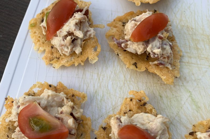 Parmezaanse koekjes met kipsalade