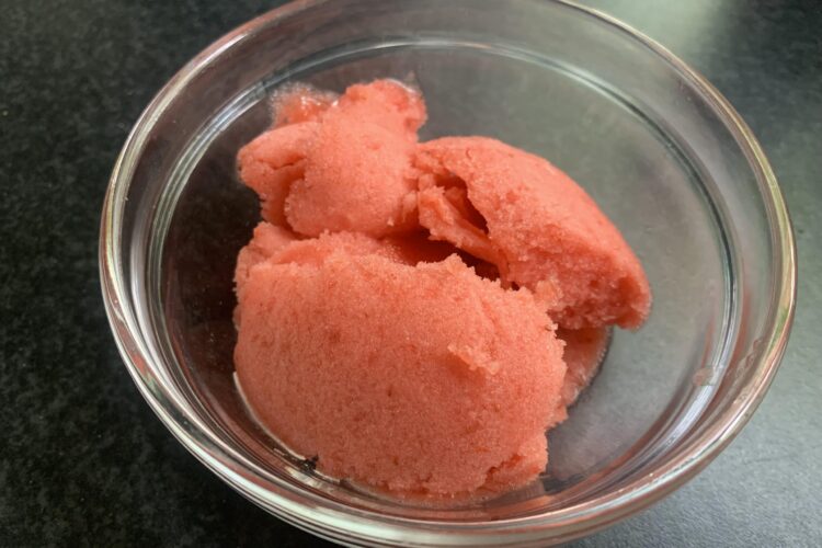 Aardbeiensorbetijs